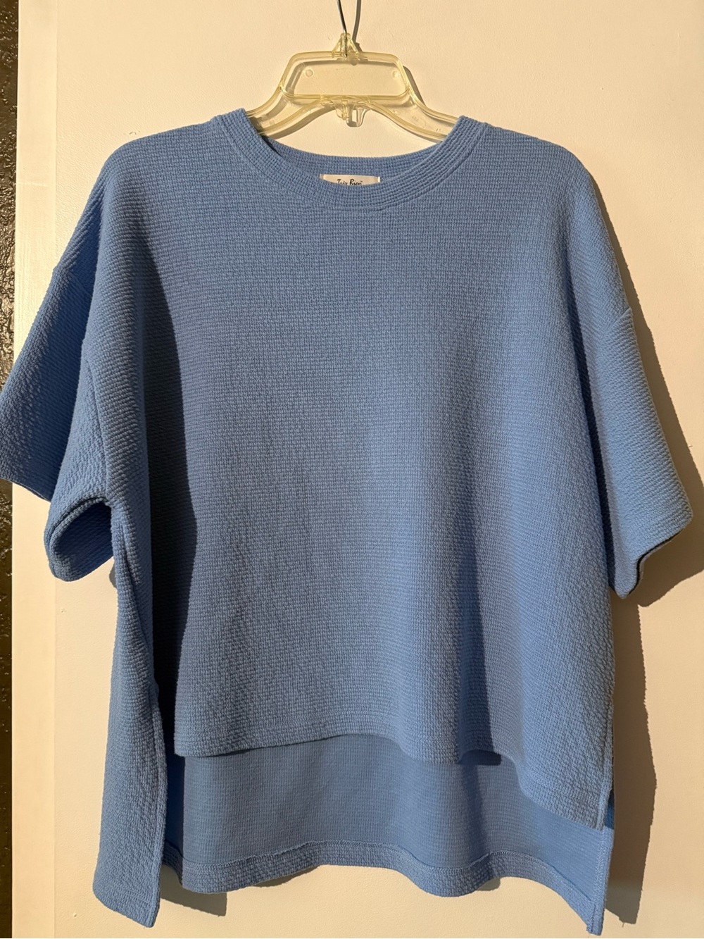 Tres Bien Relaxed Hi-low Waffle-Knit Short Sleeve Top in Sky Blue